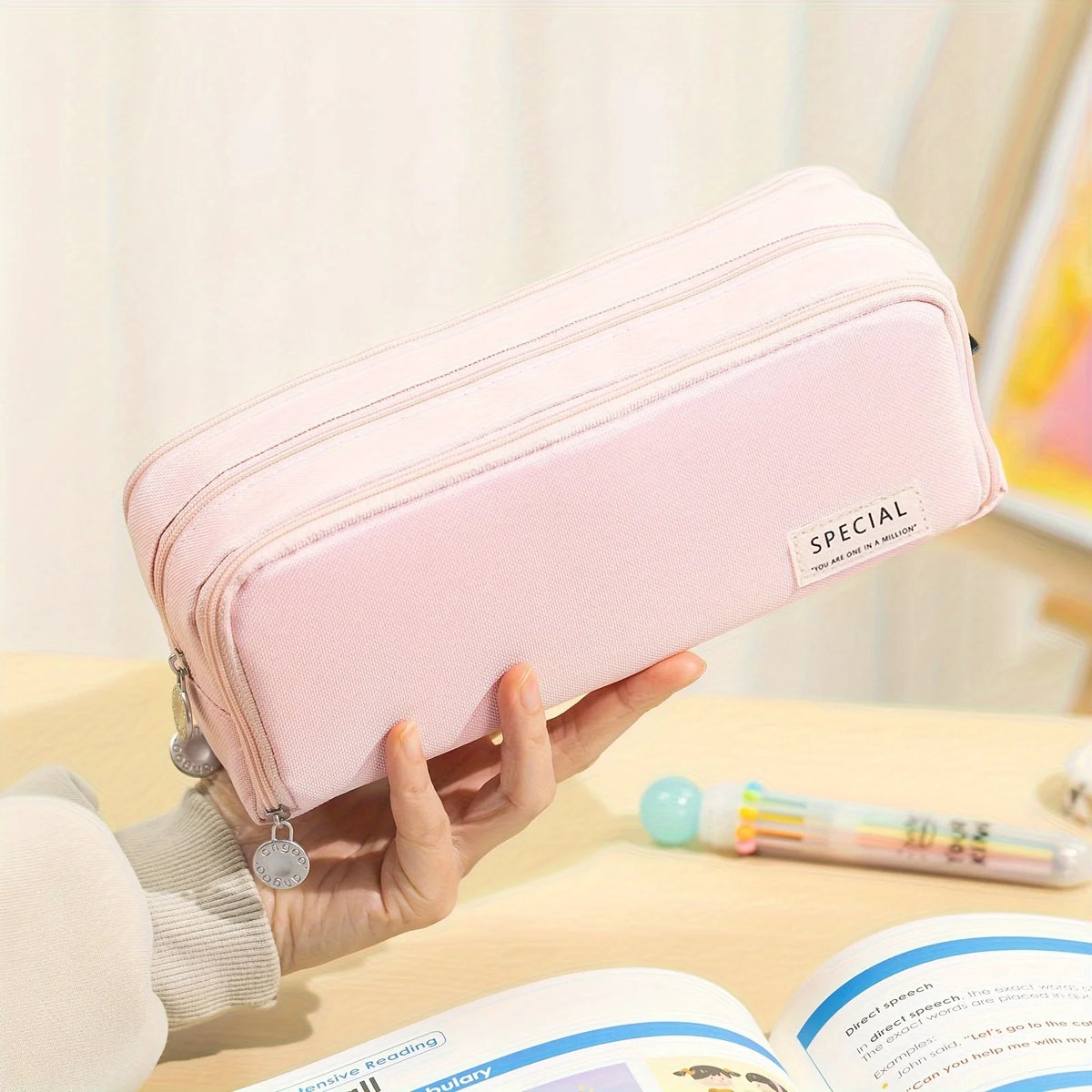 Pinkes Etui mit mehreren Fächern